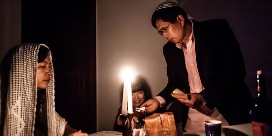 A Sabbath dinner held at the Jin family home in Kaifeng City, Henan Province (Jia Shuo)