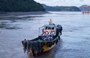 Young "island hoppers" on their way to one of the 2085 islands